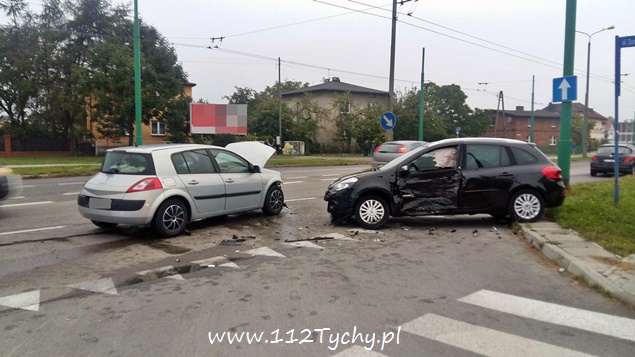 ZDERZENIE DWÓCH OSOBÓWEK NA SKRZYŻOWANIU STOCZNIOWCÓW 70 Z DUNIKOWSKIEGO ZDERZENIE DWÓCH OSOBÓWEK NA SKRZYŻOWANIU STOCZNIOWCÓW 70 Z DUNIKOWSKIEGO
