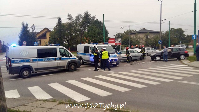 ZDERZENIE DWÓCH OSOBÓWEK NA SKRZYŻOWANIU STOCZNIOWCÓW 70 Z DUNIKOWSKIEGO ZDERZENIE DWÓCH OSOBÓWEK NA SKRZYŻOWANIU STOCZNIOWCÓW 70 Z DUNIKOWSKIEGO