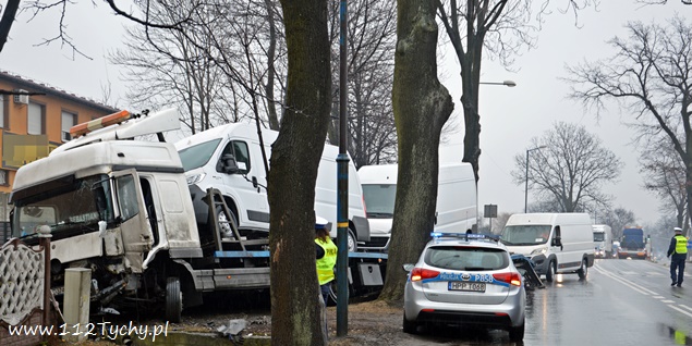 CIĘŻARÓWKĄ WJECHAŁ W OGRODZENIE POSESJI NA OŚWIĘCIMSKIEJ CIĘŻARÓWKĄ WJECHAŁ W OGRODZENIE POSESJI NA OŚWIĘCIMSKIEJ
