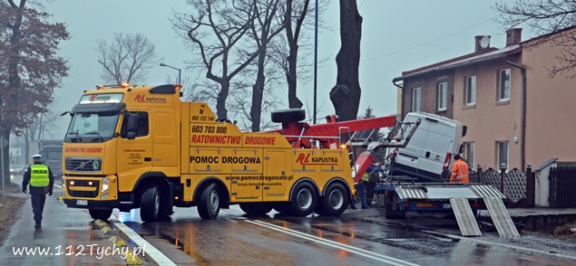 CIĘŻARÓWKĄ WJECHAŁ W OGRODZENIE POSESJI NA OŚWIĘCIMSKIEJ CIĘŻARÓWKĄ WJECHAŁ W OGRODZENIE POSESJI NA OŚWIĘCIMSKIEJ