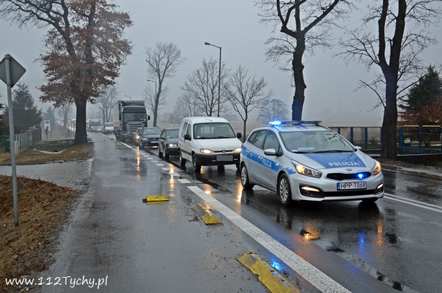 CIĘŻARÓWKĄ WJECHAŁ W OGRODZENIE POSESJI NA OŚWIĘCIMSKIEJ CIĘŻARÓWKĄ WJECHAŁ W OGRODZENIE POSESJI NA OŚWIĘCIMSKIEJ