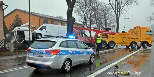 CIĘŻARÓWKĄ WJECHAŁ W OGRODZENIE POSESJI NA OŚWIĘCIMSKIEJ CIĘŻARÓWKĄ WJECHAŁ W OGRODZENIE POSESJI NA OŚWIĘCIMSKIEJ