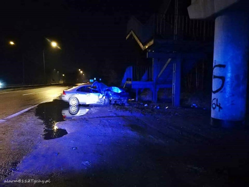 FORDEM UDERZYŁ W BETONOWE PODPORY KŁADKI DLA PIESZYCH FORDEM UDERZYŁ W BETONOWE PODPORY KŁADKI DLA PIESZYCH