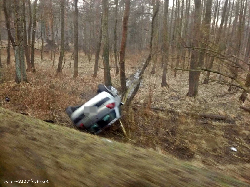 SAMOCHÓD W ROWIE NA STAREJ KOBIÓRSKIEJ SAMOCHÓD W ROWIE NA STAREJ KOBIÓRSKIEJ