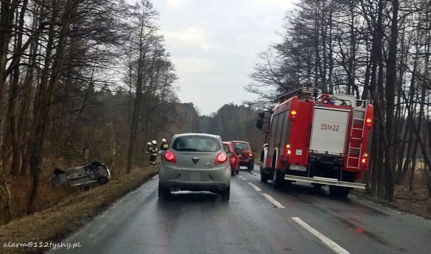 SAMOCHÓD W ROWIE NA STAREJ KOBIÓRSKIEJ SAMOCHÓD W ROWIE NA STAREJ KOBIÓRSKIEJ