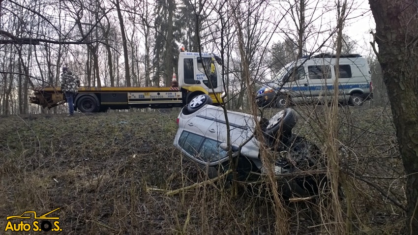 SAMOCHÓD W ROWIE NA STAREJ KOBIÓRSKIEJ SAMOCHÓD W ROWIE NA STAREJ KOBIÓRSKIEJ