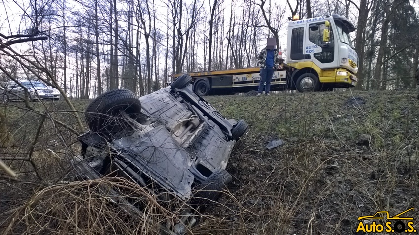 SAMOCHÓD W ROWIE NA STAREJ KOBIÓRSKIEJ SAMOCHÓD W ROWIE NA STAREJ KOBIÓRSKIEJ