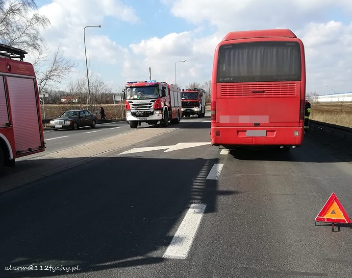 ZDERZENIE TRZECH OSOBÓWEK I AUTOKARU W BIERUNIU ZDERZENIE TRZECH OSOBÓWEK I AUTOKARU W BIERUNIU