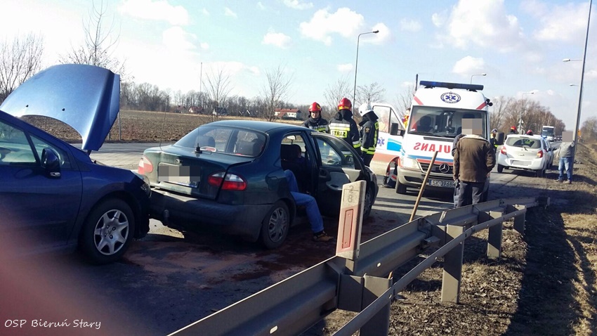 ZDERZENIE TRZECH OSOBÓWEK I AUTOKARU W BIERUNIU ZDERZENIE TRZECH OSOBÓWEK I AUTOKARU W BIERUNIU