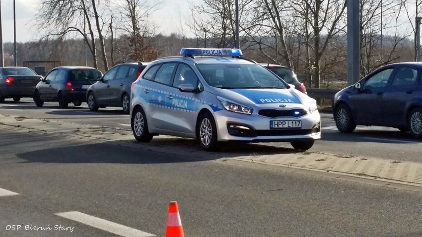 ZDERZENIE TRZECH OSOBÓWEK I AUTOKARU W BIERUNIU ZDERZENIE TRZECH OSOBÓWEK I AUTOKARU W BIERUNIU