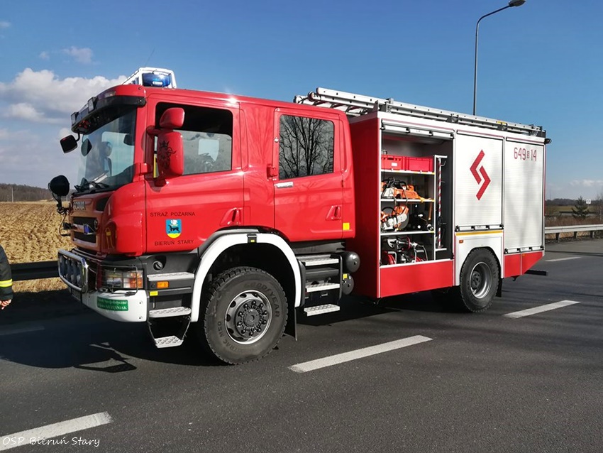 ZDERZENIE TRZECH OSOBÓWEK I AUTOKARU W BIERUNIU ZDERZENIE TRZECH OSOBÓWEK I AUTOKARU W BIERUNIU