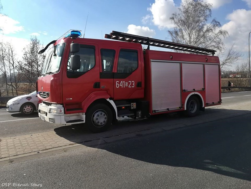 ZDERZENIE TRZECH OSOBÓWEK I AUTOKARU W BIERUNIU ZDERZENIE TRZECH OSOBÓWEK I AUTOKARU W BIERUNIU