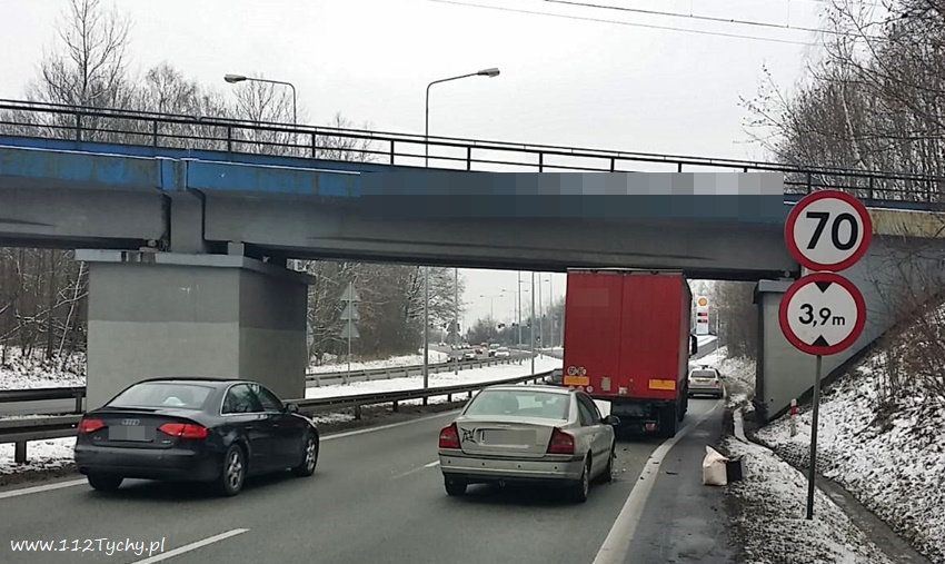 ZDERZENIE OSOBÓWKI Z CIĘŻARÓWKĄ NA TRASIE DK 81 ZDERZENIE OSOBÓWKI Z CIĘŻARÓWKĄ NA TRASIE DK 81