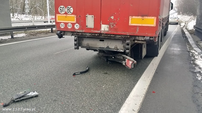 ZDERZENIE OSOBÓWKI Z CIĘŻARÓWKĄ NA TRASIE DK 81 ZDERZENIE OSOBÓWKI Z CIĘŻARÓWKĄ NA TRASIE DK 81