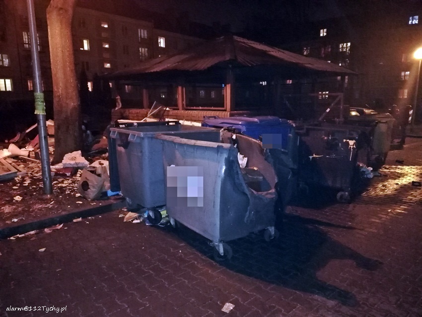 POŻAR ŚMIETNIKA - USZKODZONY SAMOCHÓD POŻAR ŚMIETNIKA - USZKODZONY SAMOCHÓD