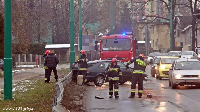 OSOBÓWKĄ UDERZYŁ W BARIERY NA PIŁSUDSKIEGO OSOBÓWKĄ UDERZYŁ W BARIERY NA PIŁSUDSKIEGO