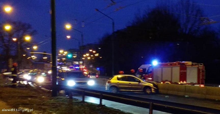 OSOBÓWKA UDERZYŁA W BETONOWE BARIERY NA PIŁSUDSKIEGO OSOBÓWKA UDERZYŁA W BETONOWE BARIERY NA PIŁSUDSKIEGO