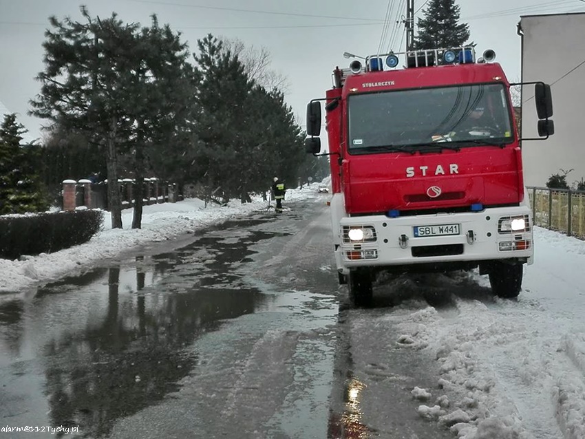 PĘKNIĘTA RURA Z WODĄ - INTERWENCJA STRAŻY POŻARNEJ PĘKNIĘTA RURA Z WODĄ - INTERWENCJA STRAŻY POŻARNEJ