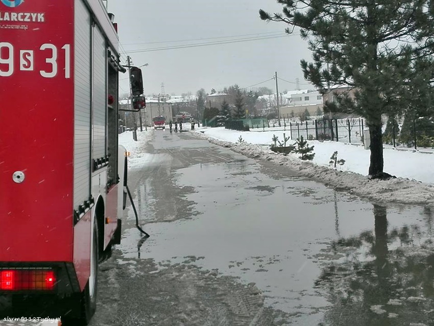 PĘKNIĘTA RURA Z WODĄ - INTERWENCJA STRAŻY POŻARNEJ PĘKNIĘTA RURA Z WODĄ - INTERWENCJA STRAŻY POŻARNEJ