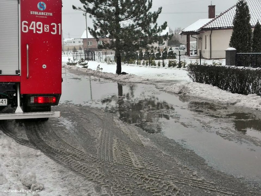 PĘKNIĘTA RURA Z WODĄ - INTERWENCJA STRAŻY POŻARNEJ PĘKNIĘTA RURA Z WODĄ - INTERWENCJA STRAŻY POŻARNEJ