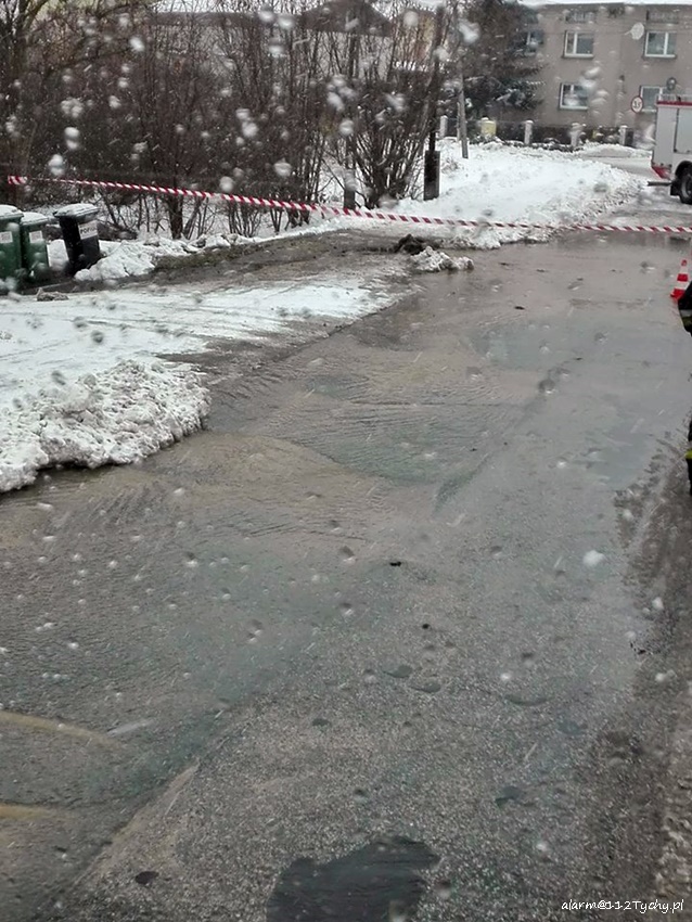 PĘKNIĘTA RURA Z WODĄ - INTERWENCJA STRAŻY POŻARNEJ PĘKNIĘTA RURA Z WODĄ - INTERWENCJA STRAŻY POŻARNEJ
