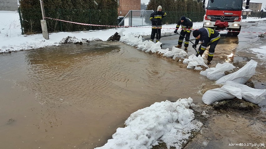 PĘKNIĘTA RURA Z WODĄ - INTERWENCJA STRAŻY POŻARNEJ PĘKNIĘTA RURA Z WODĄ - INTERWENCJA STRAŻY POŻARNEJ