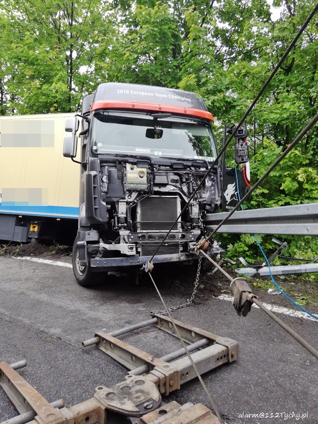 CIĘŻARÓWKA ZABLOKOWAŁA ŁĄCZNIK DK44 Z DK81 W MIKOŁOWIE CIĘŻARÓWKA ZABLOKOWAŁA ŁĄCZNIK DK44 Z DK81 W MIKOŁOWIE