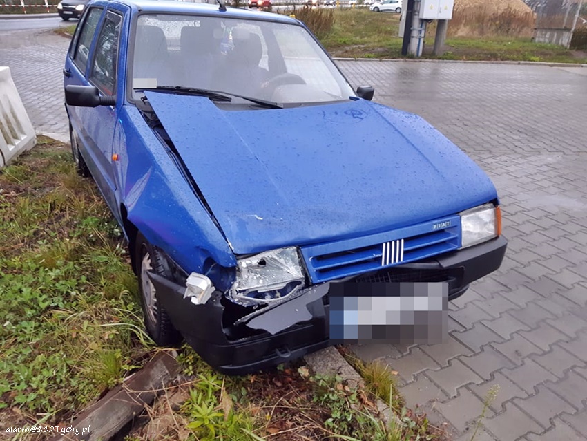 ZDARZENIE DROGOWE Z UDZIAŁEM TRZECH OSOBÓWEK NA LĘDZIŃSKIEJ W LĘDZINACH ZDARZENIE DROGOWE Z UDZIAŁEM TRZECH OSOBÓWEK NA LĘDZIŃSKIEJ W LĘDZINACH