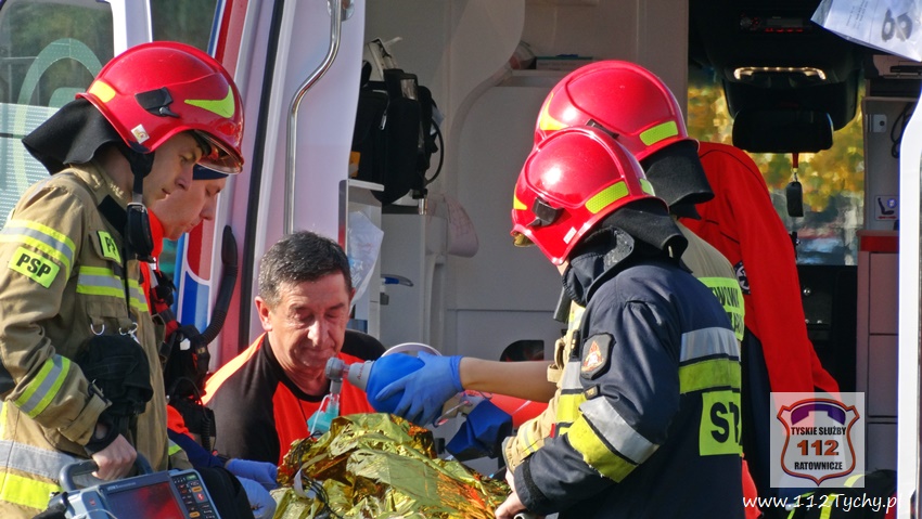 INTERWENCJA SŁUŻB RATUNKOWYCH NA ULICY ZGRZEBNIKOA INTERWENCJA SŁUŻB RATUNKOWYCH NA ULICY ZGRZEBNIKOA