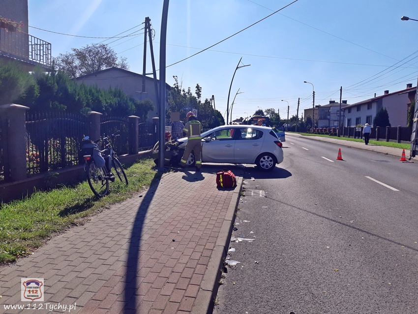 ZDERZENIE DWÓCH SAMOCHODÓW NA UL. LĘDZIŃSKIEJ W LĘDZINACH ZDERZENIE DWÓCH SAMOCHODÓW NA UL. LĘDZIŃSKIEJ W LĘDZINACH