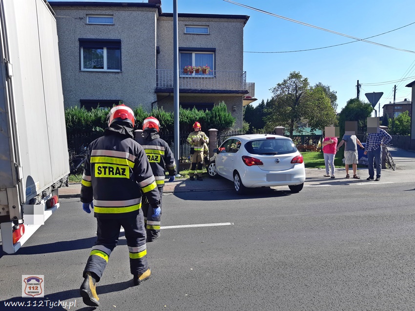 ZDERZENIE DWÓCH SAMOCHODÓW NA UL. LĘDZIŃSKIEJ W LĘDZINACH ZDERZENIE DWÓCH SAMOCHODÓW NA UL. LĘDZIŃSKIEJ W LĘDZINACH