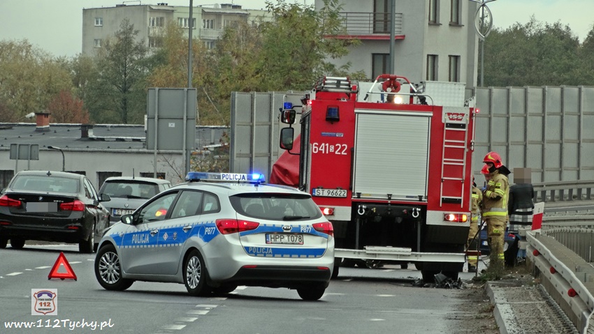 OSOBÓWKA UDERZYŁA W BARIERY NA DK 1 OSOBÓWKA UDERZYŁA W BARIERY NA DK 1