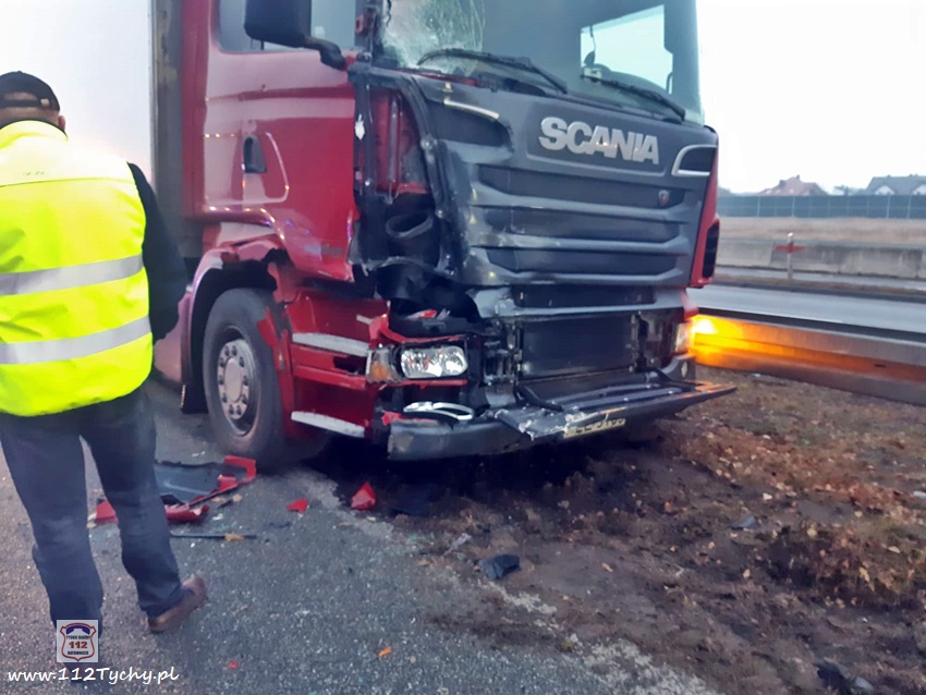 ZDERZENIE TRZECH SAMOCHODÓW NA DK1 ZDERZENIE TRZECH SAMOCHODÓW NA DK1