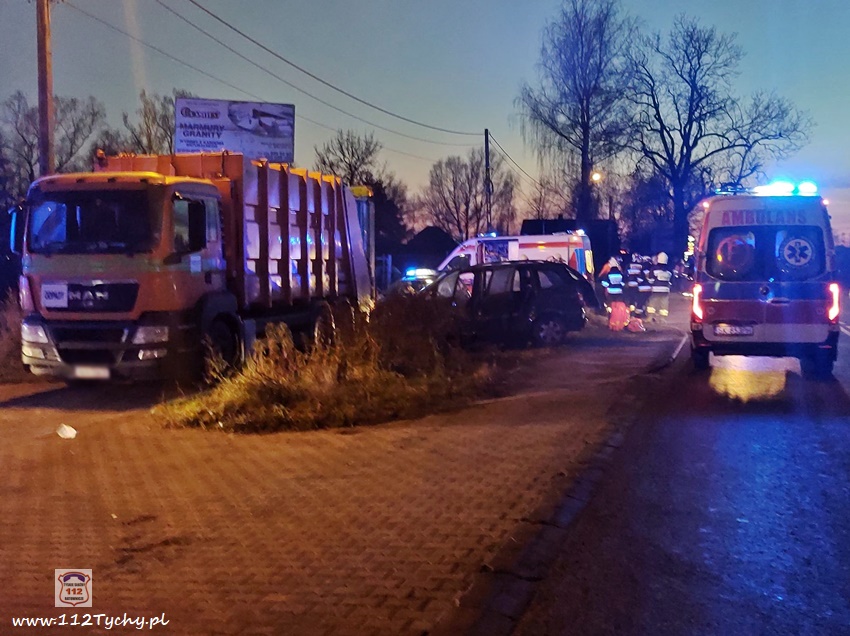 OSOBÓWKĄ UDERZYŁ W ŚMIECIARKĘ NA UL. CHEŁMSKIEJ W CHEŁMIE ŚLĄSKIM OSOBÓWKĄ UDERZYŁ W ŚMIECIARKĘ NA UL. CHEŁMSKIEJ W CHEŁMIE ŚLĄSKIM