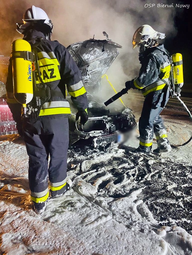 POŻAR SAMOCHODU NA UL. WARSZAWSKIEJ W BIERUNIU POŻAR SAMOCHODU NA UL. WARSZAWSKIEJ W BIERUNIU