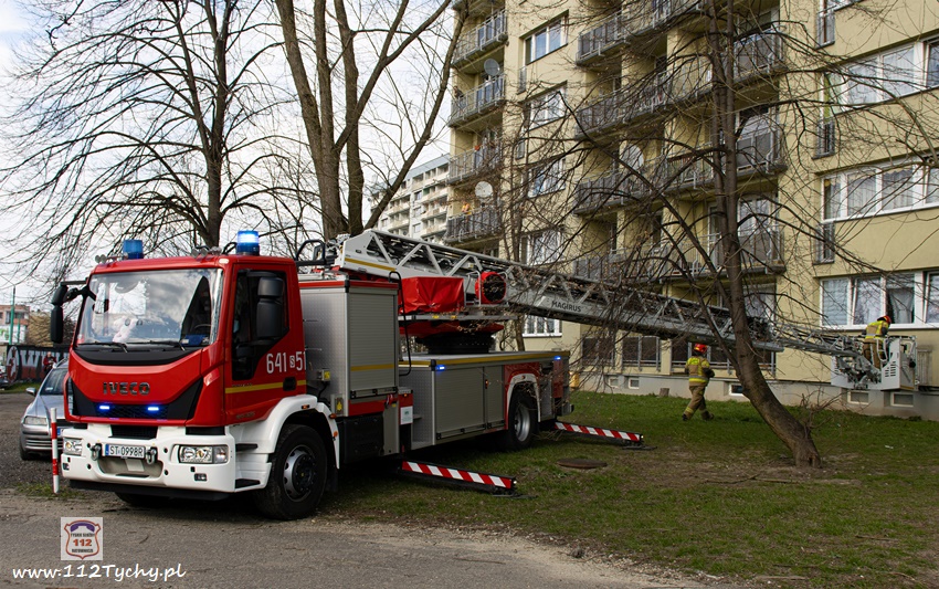 INTERWENCJA SŁUŻB RATUNKOWYCH W BUDYNKU WIELORODZINNYM PRZY UL. ŻWAKOWSKIEJ 23-27 INTERWENCJA SŁUŻB RATUNKOWYCH W BUDYNKU WIELORODZINNYM PRZY UL. ŻWAKOWSKIEJ 23-27