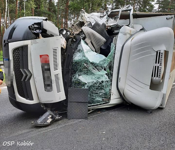 DOSTAWCZAKIEM UDERZYŁ W CIĄGNIK ROLNICZY NA DK 1 DOSTAWCZAKIEM UDERZYŁ W CIĄGNIK ROLNICZY NA DK 1