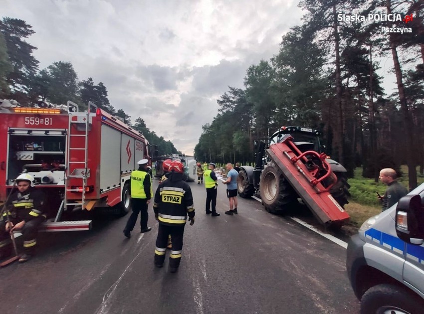 DOSTAWCZAKIEM UDERZYŁ W CIĄGNIK ROLNICZY NA DK 1 DOSTAWCZAKIEM UDERZYŁ W CIĄGNIK ROLNICZY NA DK 1