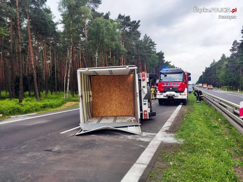 DOSTAWCZAKIEM UDERZYŁ W CIĄGNIK ROLNICZY NA DK 1 DOSTAWCZAKIEM UDERZYŁ W CIĄGNIK ROLNICZY NA DK 1