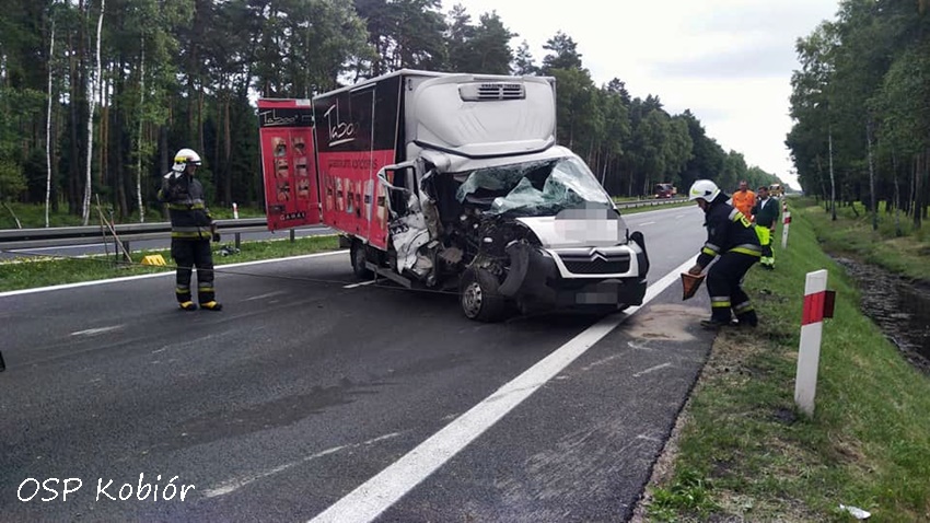 DOSTAWCZAKIEM UDERZYŁ W CIĄGNIK ROLNICZY NA DK 1 DOSTAWCZAKIEM UDERZYŁ W CIĄGNIK ROLNICZY NA DK 1