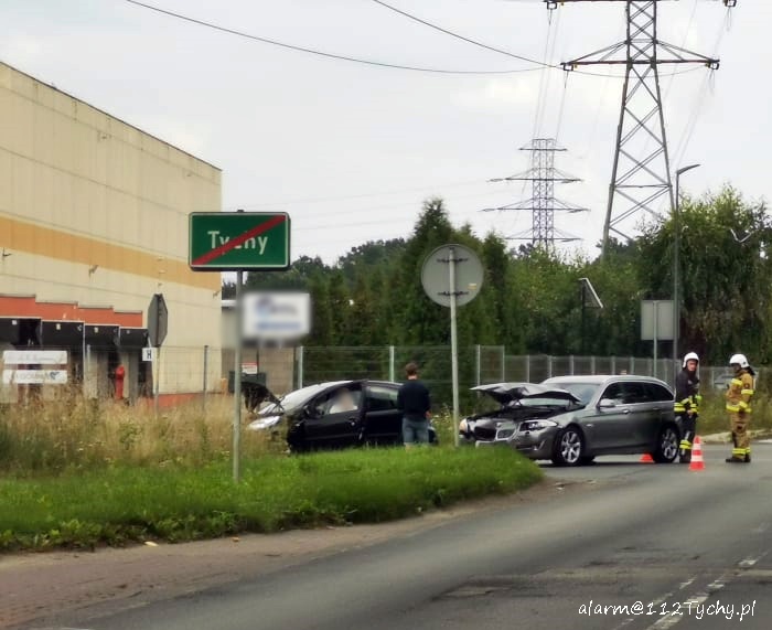 ZDERZENIE DWÓCH SAMOCHODÓW OSOBOWYCH NA UL. OŚWIĘCIMSKIEJ W BIERUNIU ZDERZENIE DWÓCH SAMOCHODÓW OSOBOWYCH NA UL. OŚWIĘCIMSKIEJ W BIERUNIU