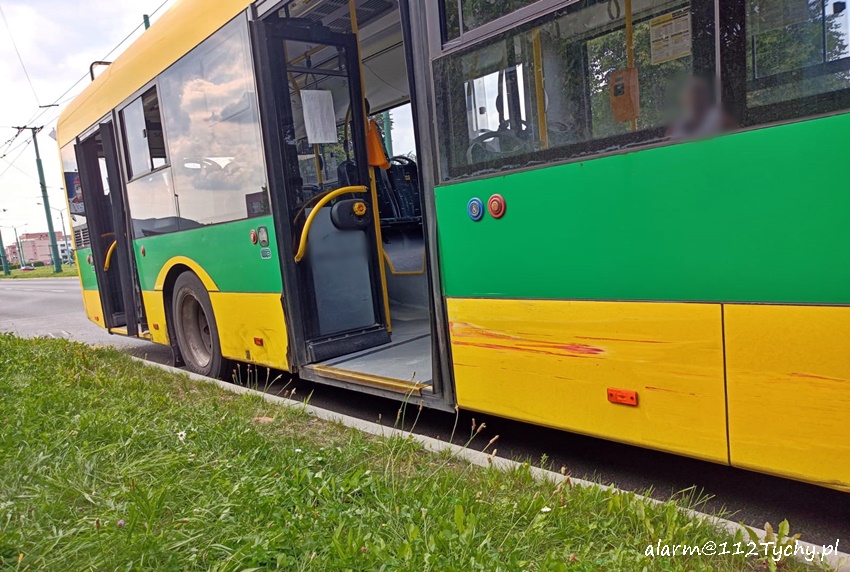 ZDERZENIE OSOBÓWKI Z TROLEJBUSEM NA UL. JAŚKOWICKIEJ ZDERZENIE OSOBÓWKI Z TROLEJBUSEM NA UL. JAŚKOWICKIEJ