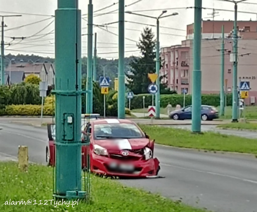 ZDERZENIE OSOBÓWKI Z TROLEJBUSEM NA UL. JAŚKOWICKIEJ ZDERZENIE OSOBÓWKI Z TROLEJBUSEM NA UL. JAŚKOWICKIEJ