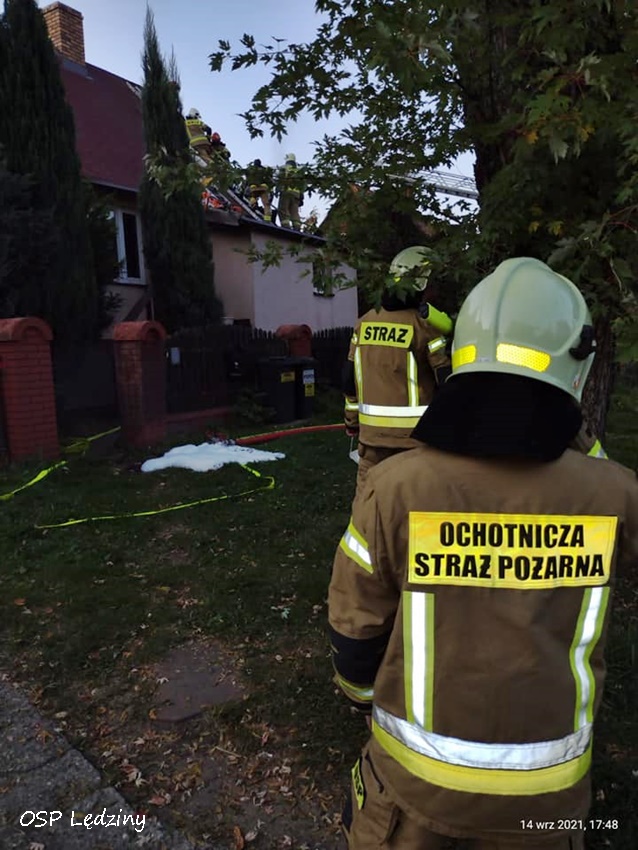 POŻAR DOMU PRZY UL. GRUNWALDZKIEJ W LĘDZINACH POŻAR DOMU PRZY UL. GRUNWALDZKIEJ W LĘDZINACH