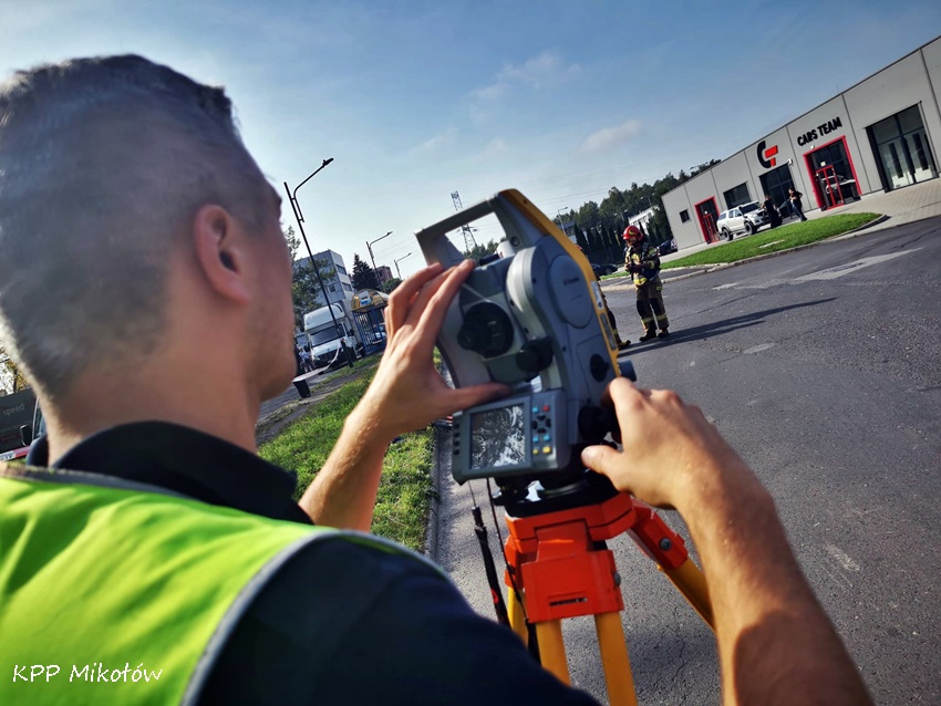 POTRĄCENIE ROWERZYSTY PRZEZ CIĘŻĄRÓWKĘ W MIKOŁOWIE POTRĄCENIE ROWERZYSTY PRZEZ CIĘŻĄRÓWKĘ W MIKOŁOWIE