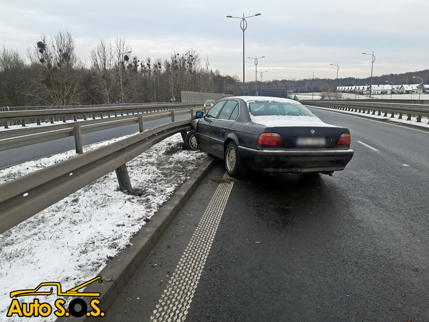 OSOBÓWKĄ WPADŁ W POŚLIZG I UDERZYŁ W BARIERY NA DK 1 OSOBÓWKĄ WPADŁ W POŚLIZG I UDERZYŁ W BARIERY NA DK 1