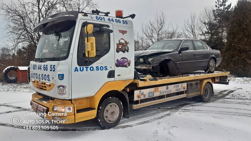 OSOBÓWKĄ WPADŁ W POŚLIZG I UDERZYŁ W BARIERY NA DK 1 OSOBÓWKĄ WPADŁ W POŚLIZG I UDERZYŁ W BARIERY NA DK 1