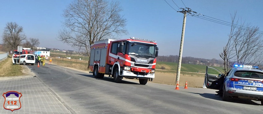ZDERZENIE CZTERECH POJAZDÓW NA UL. PSZCZYŃSKIEJ W WYRACH ZDERZENIE CZTERECH POJAZDÓW NA UL. PSZCZYŃSKIEJ W WYRACH