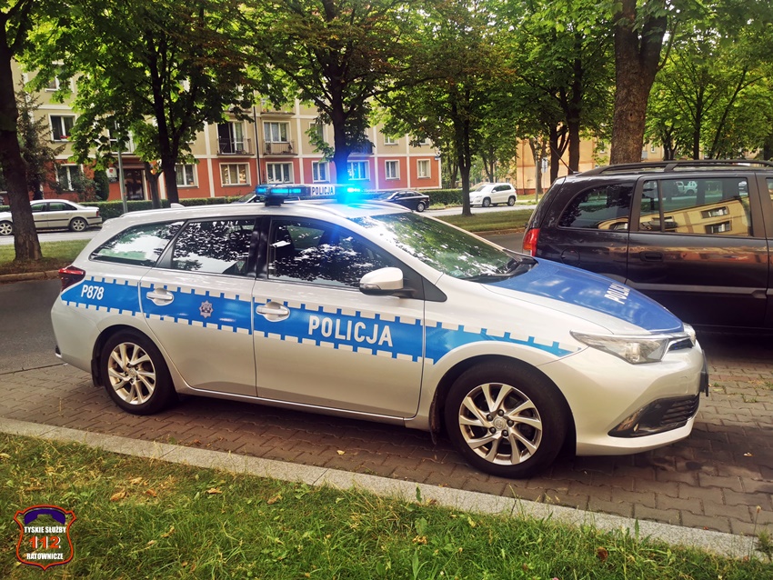 ZDERZENIE DWÓJKI ROWERZYSTÓW NA ŚCIEŻCE ROWEROWEJ W CIĄGU AL. BIELSKIEJ ZDERZENIE DWÓJKI ROWERZYSTÓW NA ŚCIEŻCE ROWEROWEJ W CIĄGU AL. BIELSKIEJ