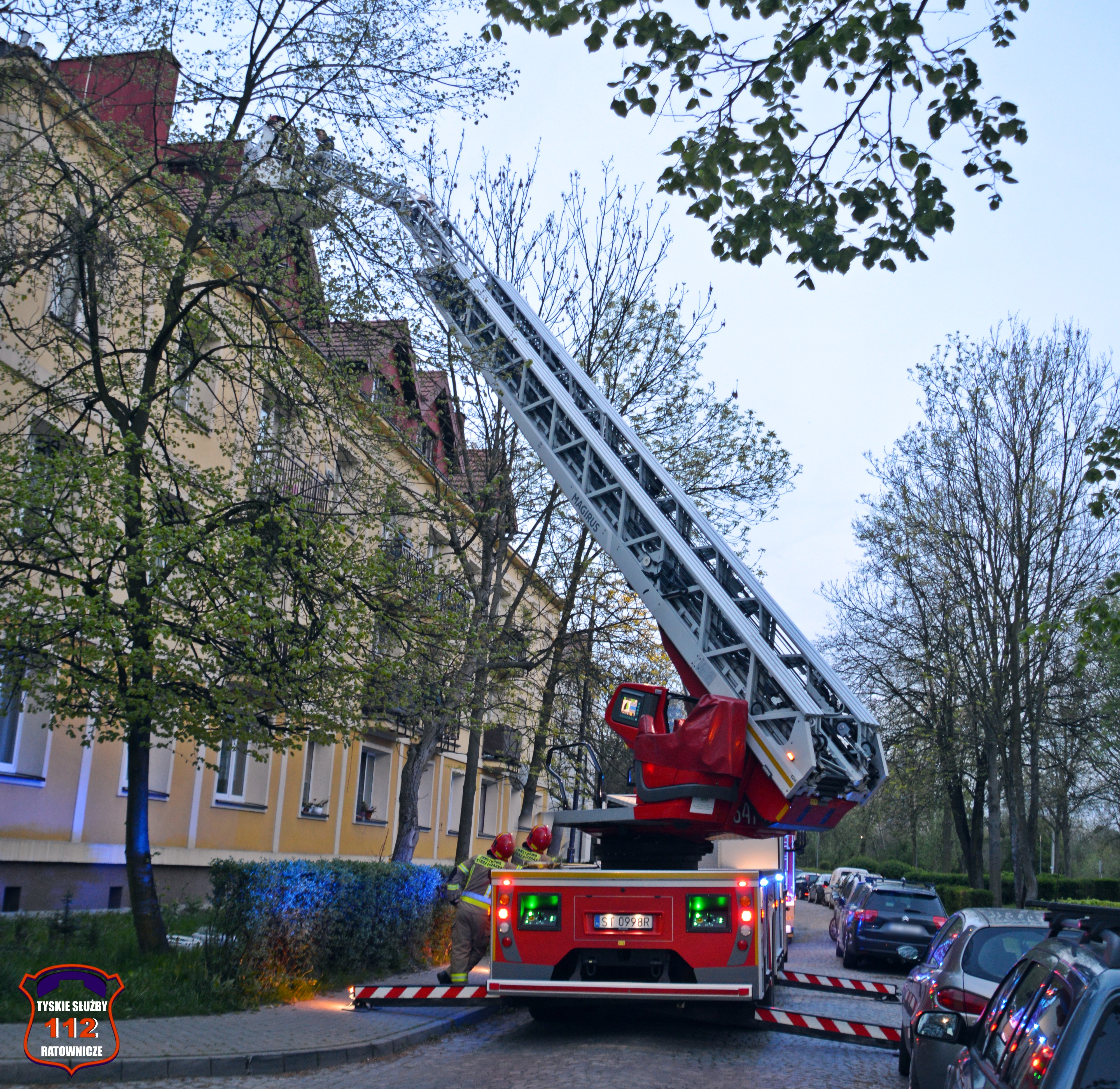INTERWENCJA SŁUŻB RATUNKOWYCH PRZY UL. CZEREŚNIOWEJ INTERWENCJA SŁUŻB RATUNKOWYCH PRZY UL. CZEREŚNIOWEJ